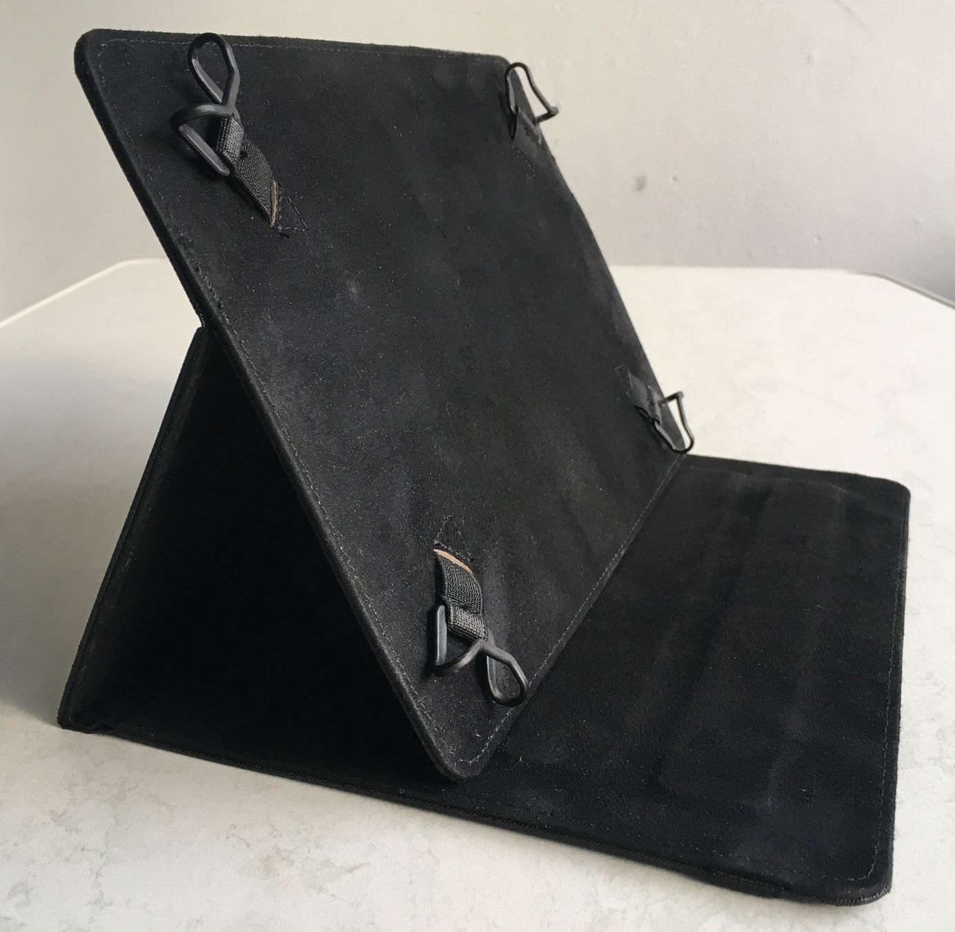Apple Covers & Borse: Tablethülle für iPad Pro oder andere, schwarz, verstellbar – Usato da Kriens venduto da Niklaus014