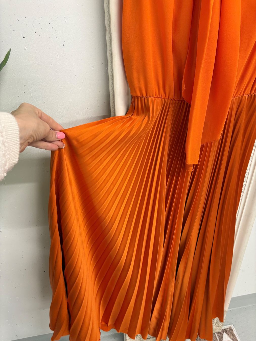 Kleider: Rinascimento Maxikleid Orange Gr. M Plissee Schluppe – Neu (gemäss Beschreibung) aus Regensdorf von secondchancefashion 3