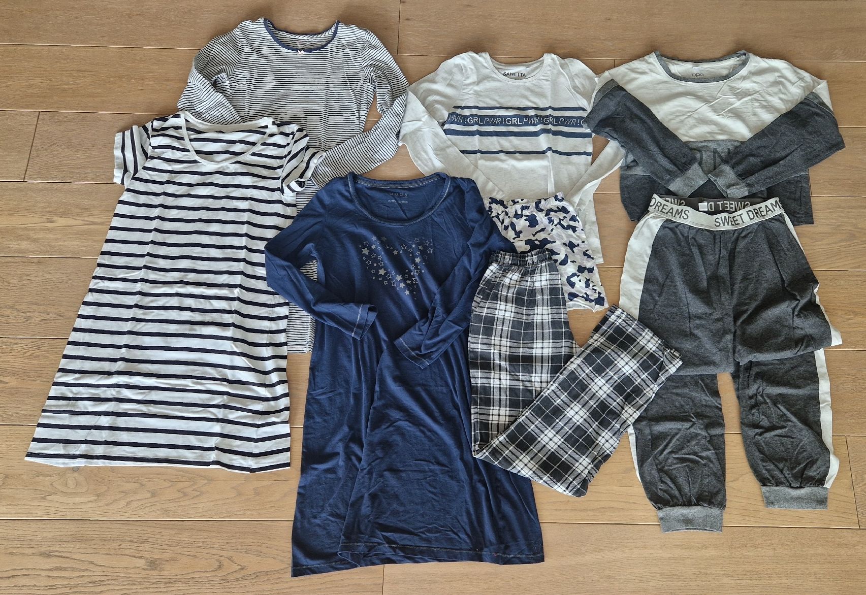 Kleiderpakete & -sets: Kleider Paket Mädchen Gr S oder entsprechend 160 + – Gebraucht aus Abtwil von Buda730 1