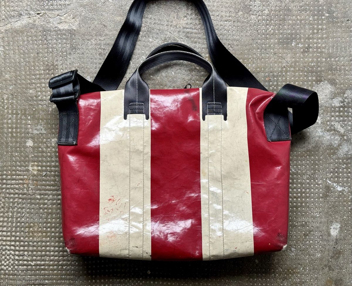 Freitag Borse: Sac ordinateur Freitag rouge et blanc – Usato da Lausanne venduto da huggylesbonstuyaux01 1