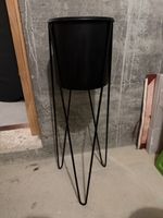 Cache-pot sur pieds métallique