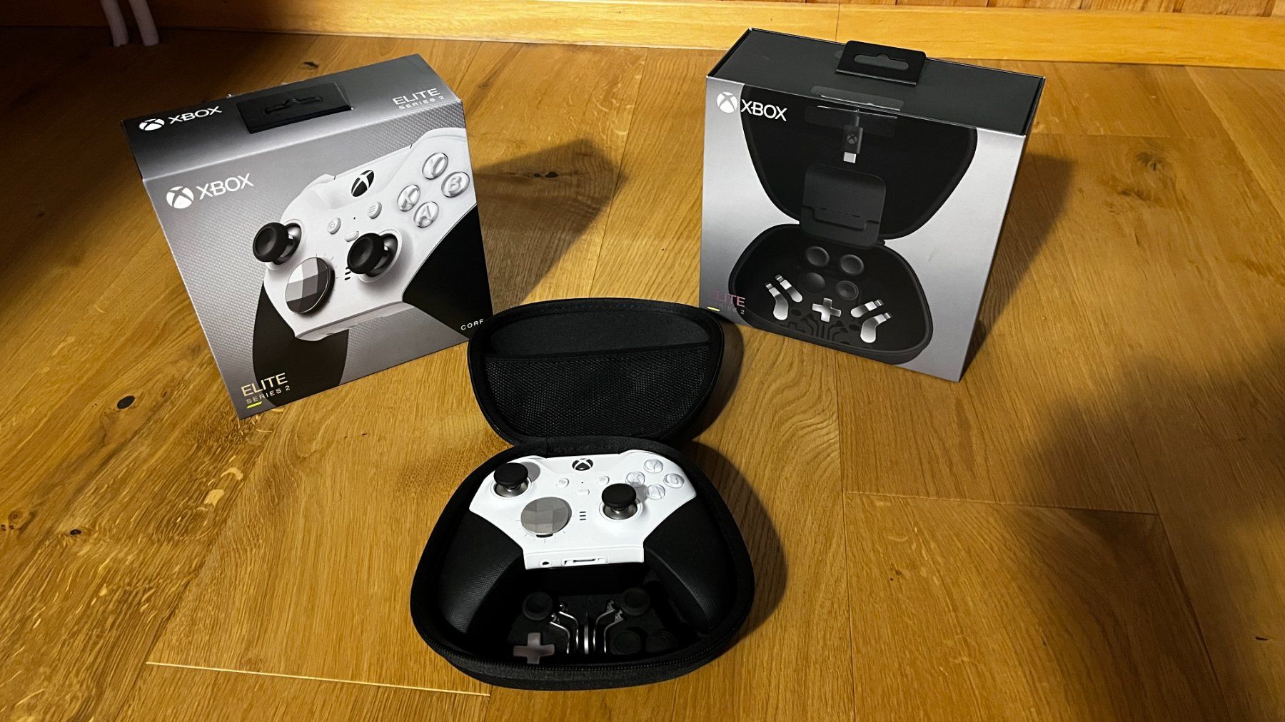 Microsoft Manettes: Xbox Elite Series 2 Weiss + Complete Component Pack -wie neu – Neuf (Voir description) à Emmetten par SleekPenguin