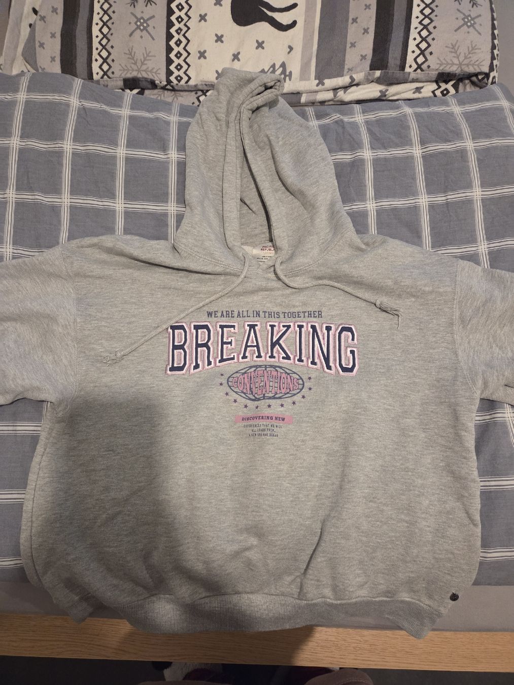 Pull&Bear Maglioni & Felpe: Hoodie grau Pull&Bear Grösse M – Usato da Bonstetten venduto da atiale