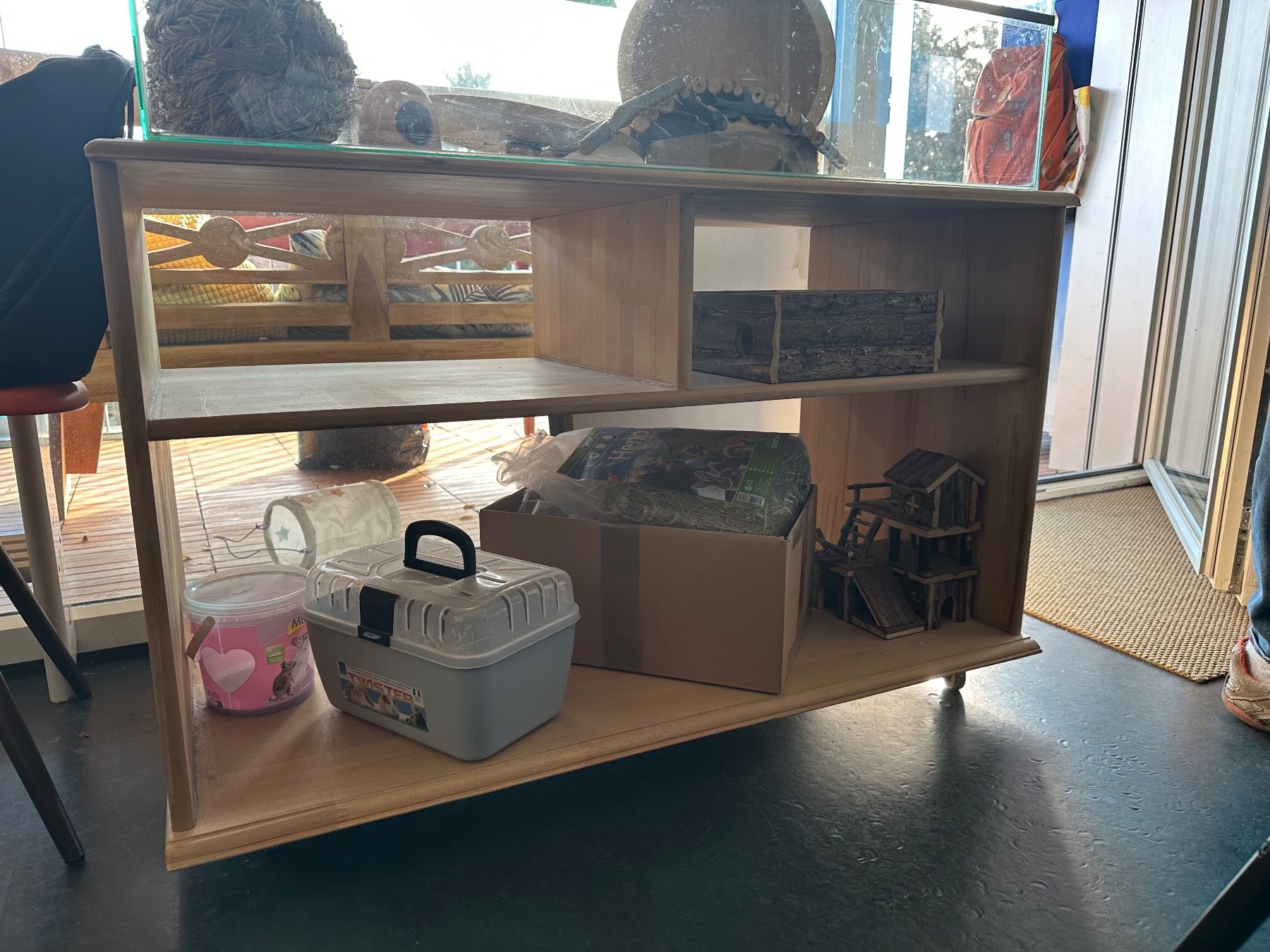 Mobili TV: Rollbares Möbel für Terrarium oder TV – Usato da Zürich venduto da Locorina