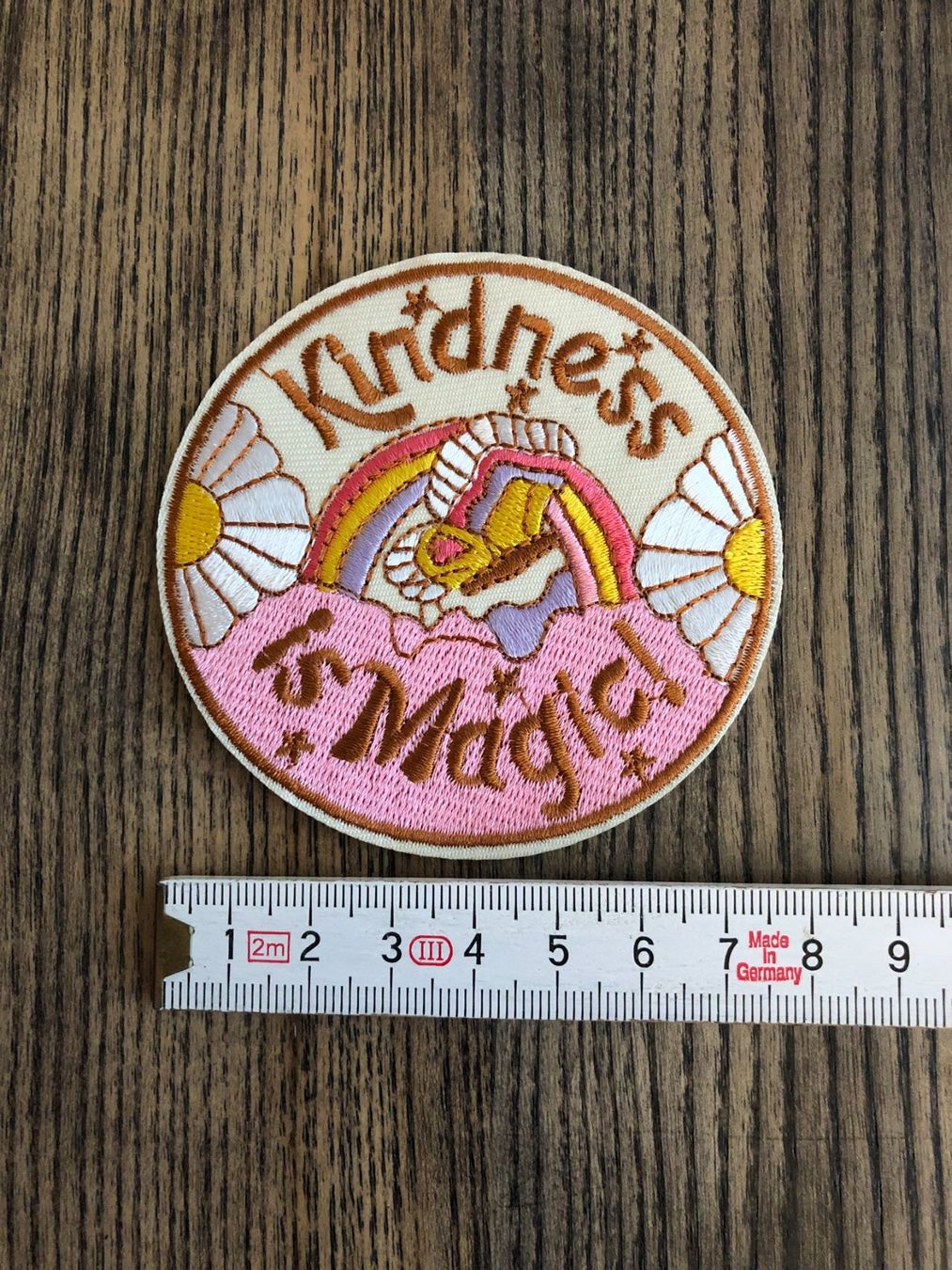 Toppe: Aufnäher Patch zum Aufbügeln Kindness is Magic – Nuovo e nell'imballaggio originale da Berg am Irchel venduto da Zweiti_Chance 1