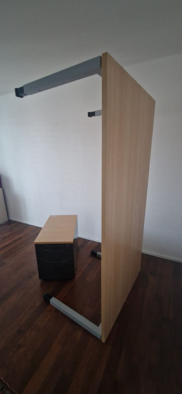 Scrivanie: Bürotisch mit Unterbau und Rollcontainer, gebraucht. – Usato da Dübendorf venduto da Meino