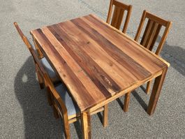 Nussbaum Holztisch massiv Eigenproduktion mit 4 Stühlen
