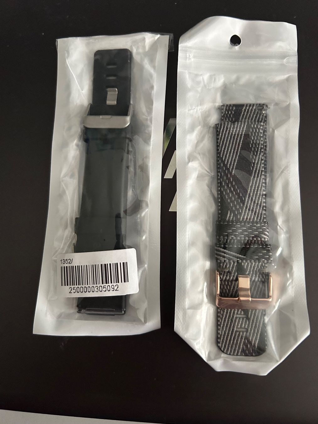 Bracciali & Braccialetti: 2 Smartwatcharmbänder für Fitbit VERSA 2 – Nuovo e nell'imballaggio originale da Bassersdorf venduto da Shelby70