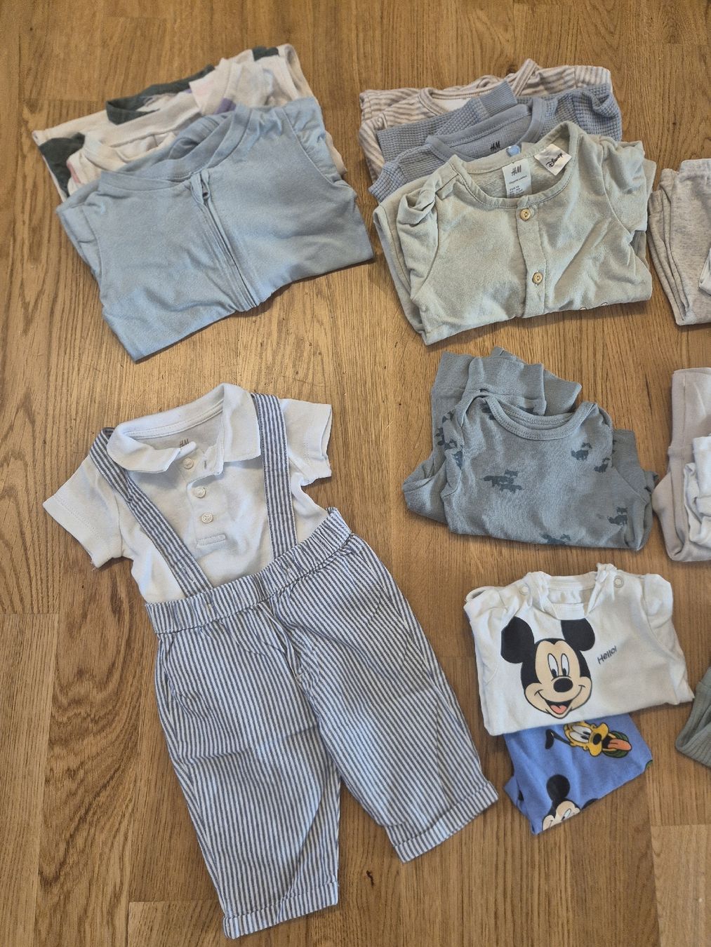 H&M Lotti & Set di vestiti: 24-teiliges Babykleider-Set, Grösse 56 – Usato da Regensdorf venduto da niikii7 1