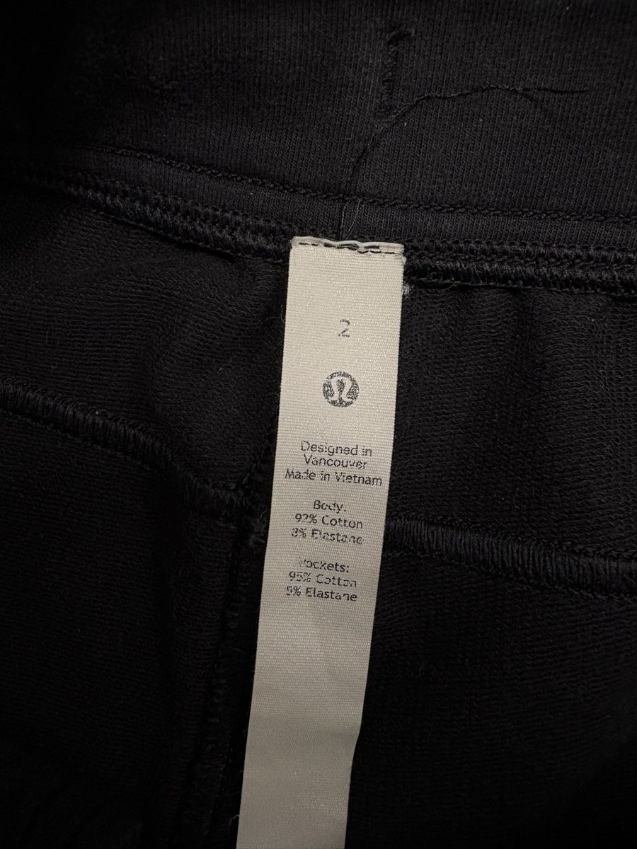 Lululemon Pantaloni: Lululemon Shorts Schwarz 2 – Usato da Rümlang venduto da svent 4