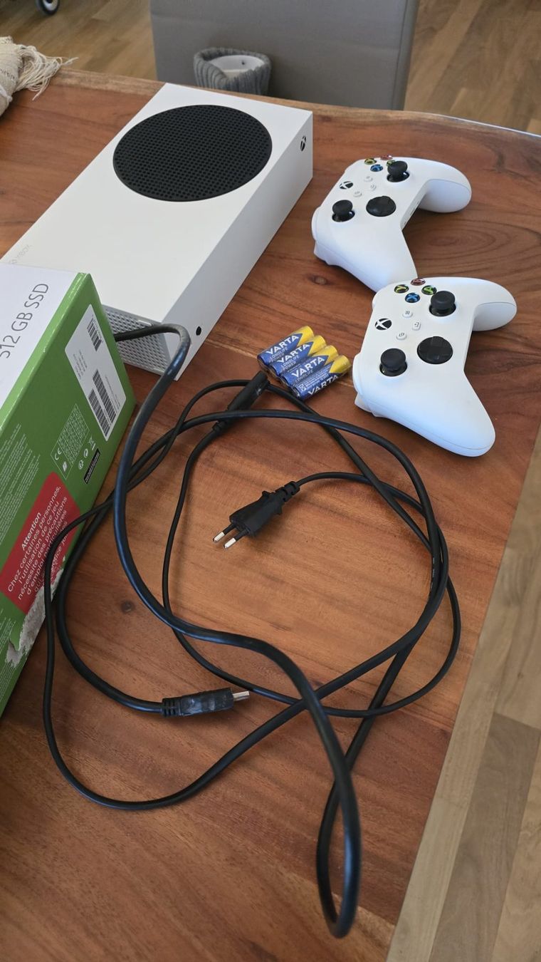 Microsoft Console: XBox Series S 512GB - 2 Controller – Usato da Dietikon venduto da bet_c285 2