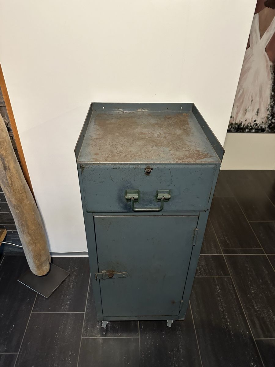 Armoires: Metallschrank grau mit Rollen – D'occasion à Mellingen par TomHeid80 2