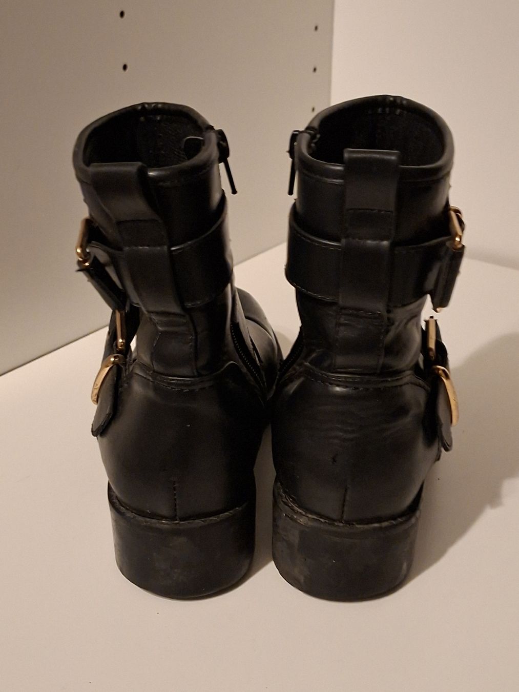 Damenschuhe: Schwarze Lederstiefel, Gr. 38, mit Schnallen - gebraucht – Gebraucht aus Lengwil von Gastman45 1