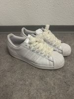 Adidas Superstar Turnschuhe weiss mit Fell-Schnürsenkeln Grö