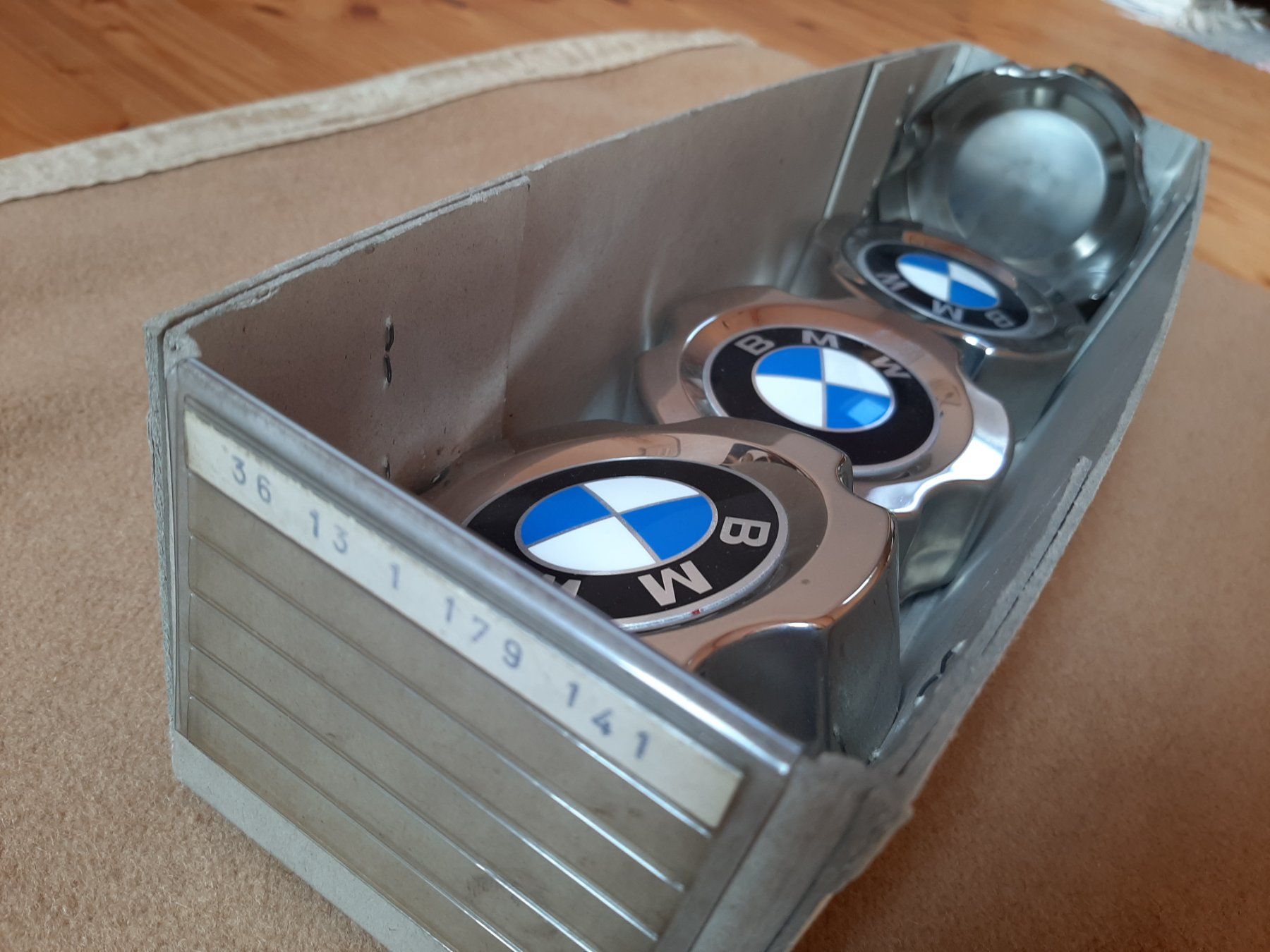 BMW Tutti pezzi di ricambio auto: BMW E46 Radnabendeckel NOS OEM 36131179141 – Usato da Mönthal venduto da Radon733 3