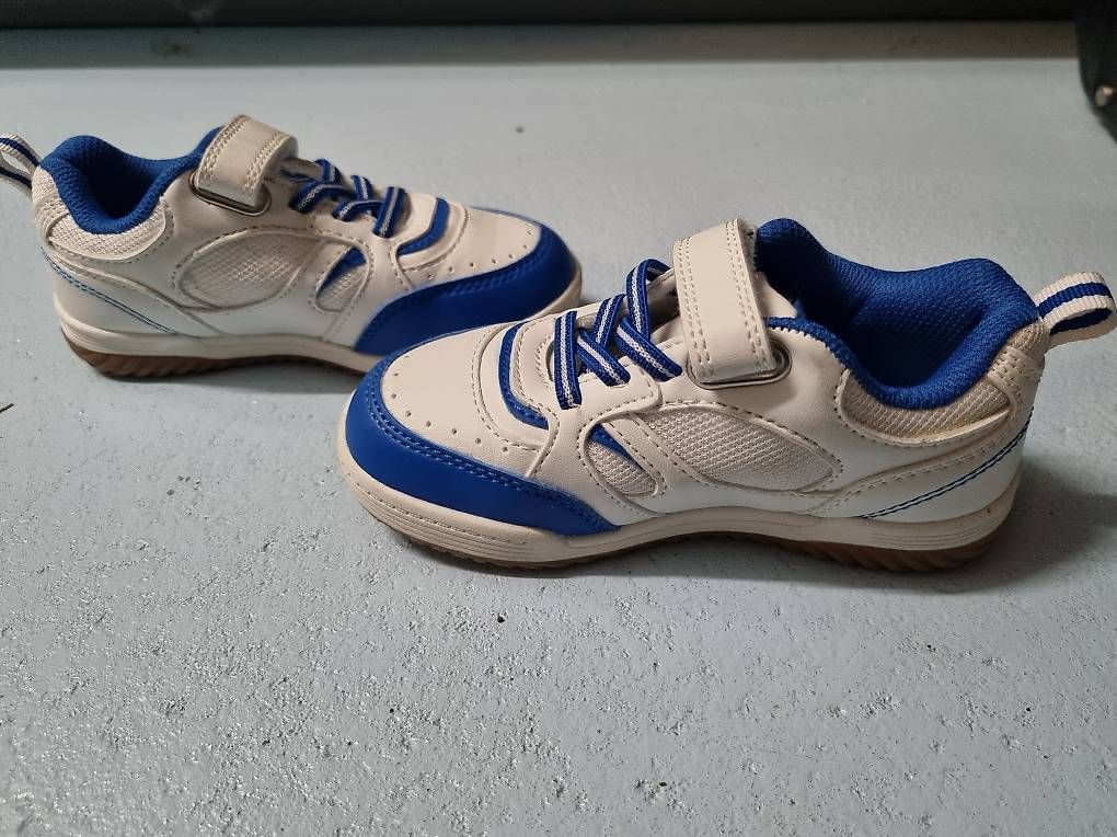 Scarpe per ragazzi: Vty Turnschuhe Indoor Gr 27 – Usato da Füllinsdorf venduto da BrusWillEs 2