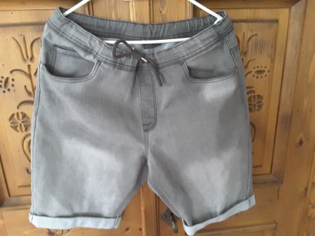 Kurze Herrenjeans Gr. M (48/50)