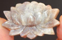 Deko Heilstein L-4911 – Mondstein Lotus Blume 3,8x2,4cm