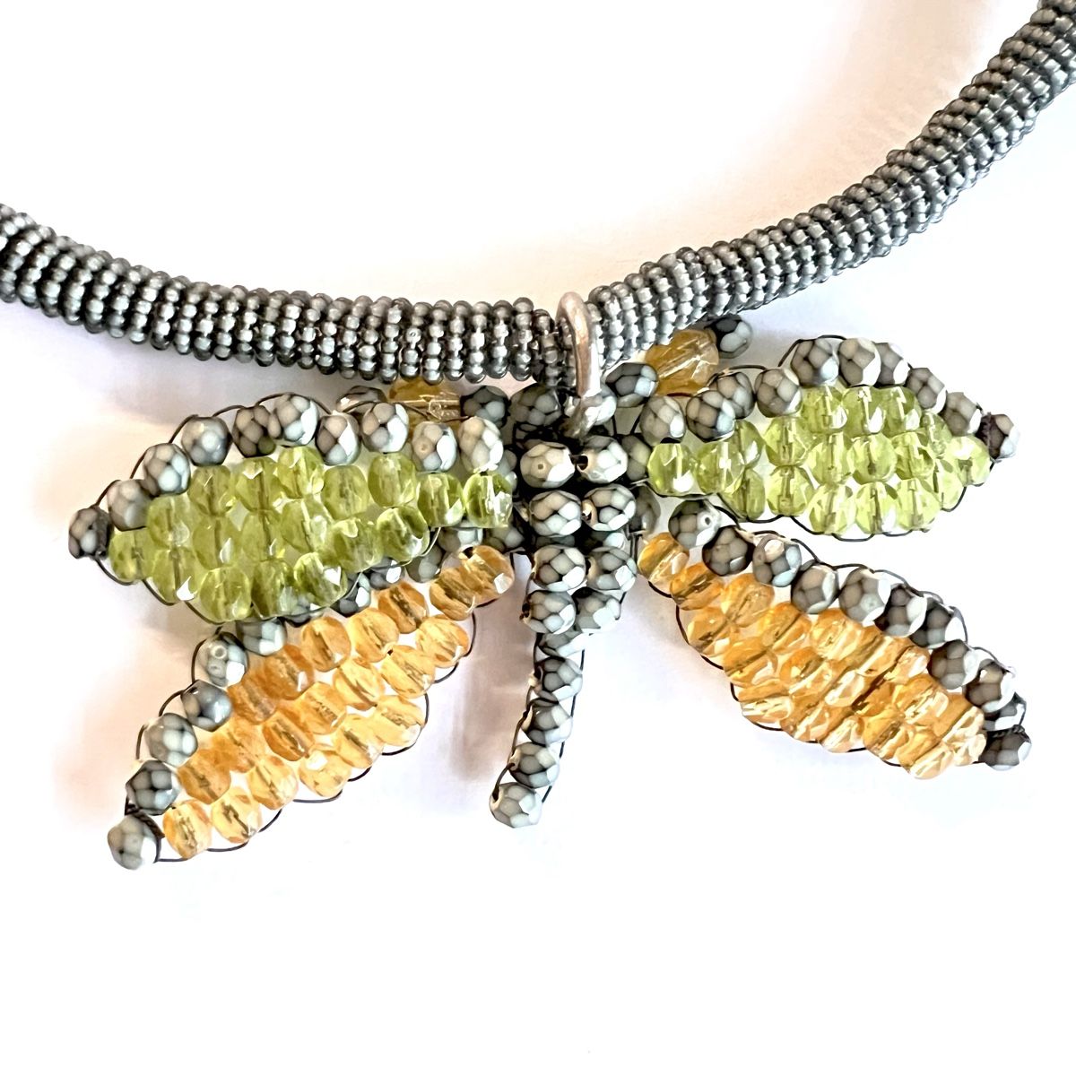 Catenine: Collana di perline con libellula colorata – Usato da Sorengo venduto da LaVale 1