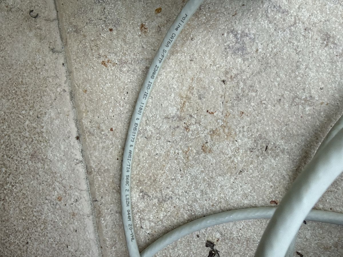Kabel: Cat6a network cable. Length unknown – Gebraucht aus Celigny von AziwA 2
