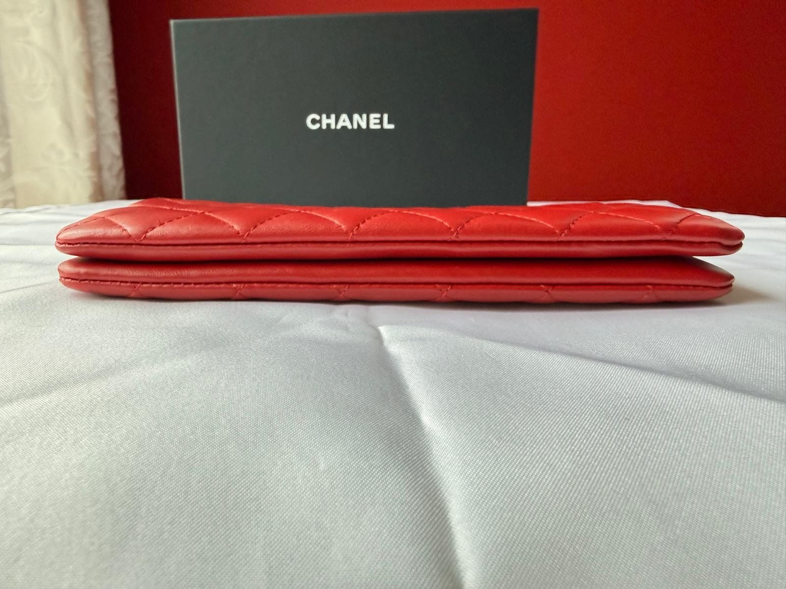 Chanel Taschen: Chanel Pochette aus rotem Kalbsleder – Neu (gemäss Beschreibung) aus Oberarth von SSS. 7