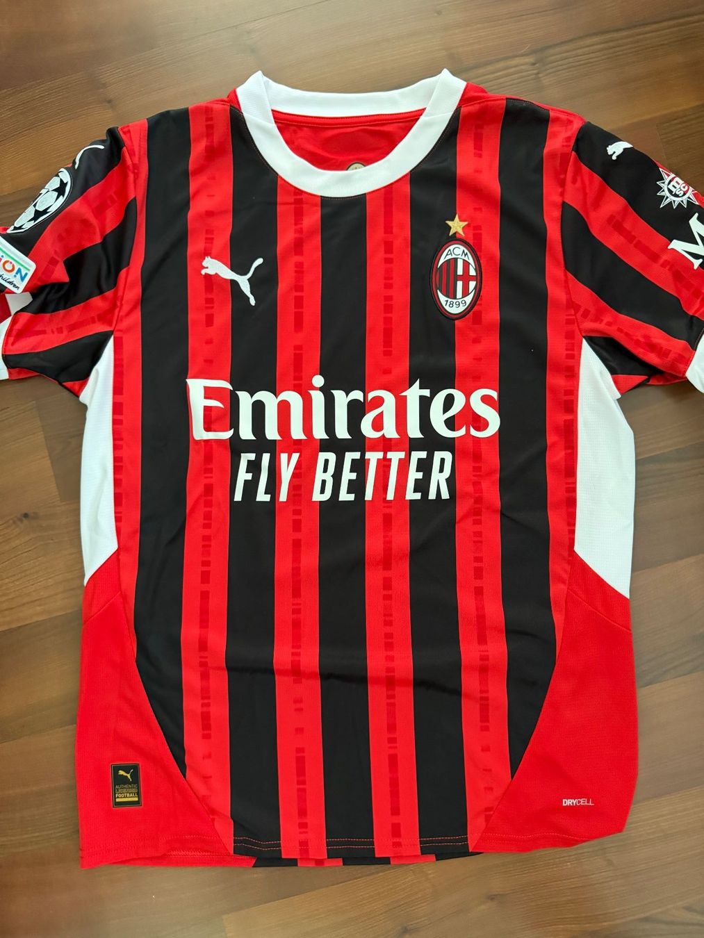 Puma Canottiere & Pantaloni: AC Milan Trikot 24/25 – Nuovo (secondo la descrizione) da Grabs venduto da Alvin13