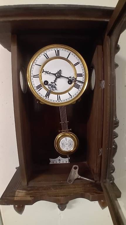 Orologi: Antike Pendel Holzuhr mit Schlüssel – Usato da Schwerzenbach venduto da Aura888