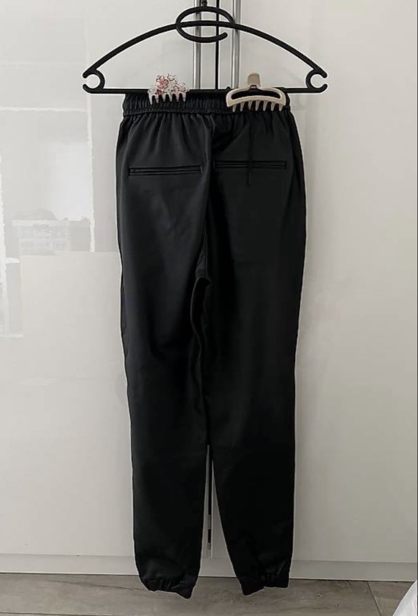 Pull&Bear Pantaloni: Hose aus Kunstleder – Usato da Dietikon venduto da Mischi2167 1