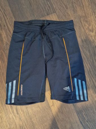 Adidas Laufshorts Grösse S - Ideal für den Sommer!