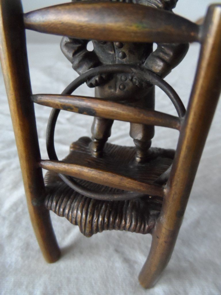 Statuette: Einzigartige Bronzefigur Junge auf Stuhl mit Ring – Usato da Zürich venduto da Putsch92 5