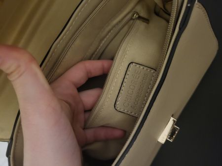 Eleganti Handtasche in Beige mit Seidenschal –chicoree