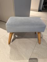 Hocker hellgrau Holzbeine guter Zustand