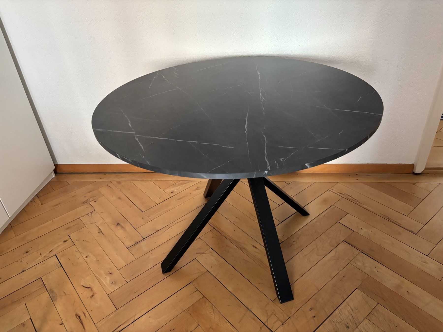 Tischset: Esstisch und 4 Stühle – Gebraucht aus Zürich von nad_yj6c 1