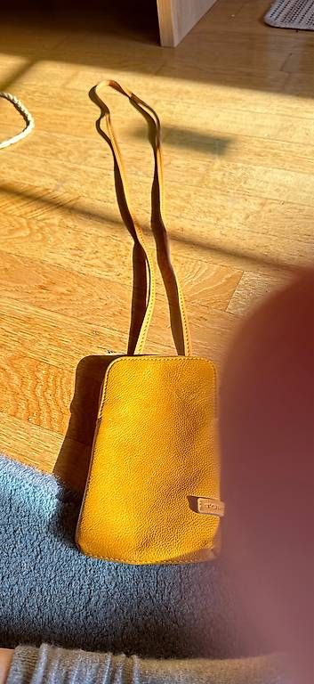 Sacs femmes: Handytäschli camel  Tom Tailor neuwertig – D'occasion à Grindelwald par hintkar 1