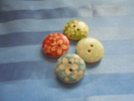 27 Holzknöpfe 4 Farben mit Blumen 18 mm