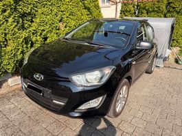 Hyundai i20 1.2 Benzin | 8 fach bereift | Ab Platz