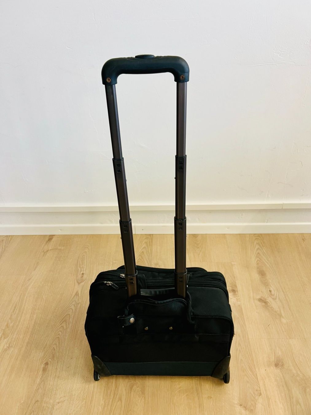 Altro in Aeronautica: Schwarzer Business-Trolley von Dicota mit diversen Fächern – Usato da Dietikon venduto da ExaLightAndSound 2