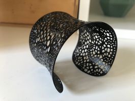 Bracelet Manchette Cut Outs Schwarzes Armband mit Cut Muster