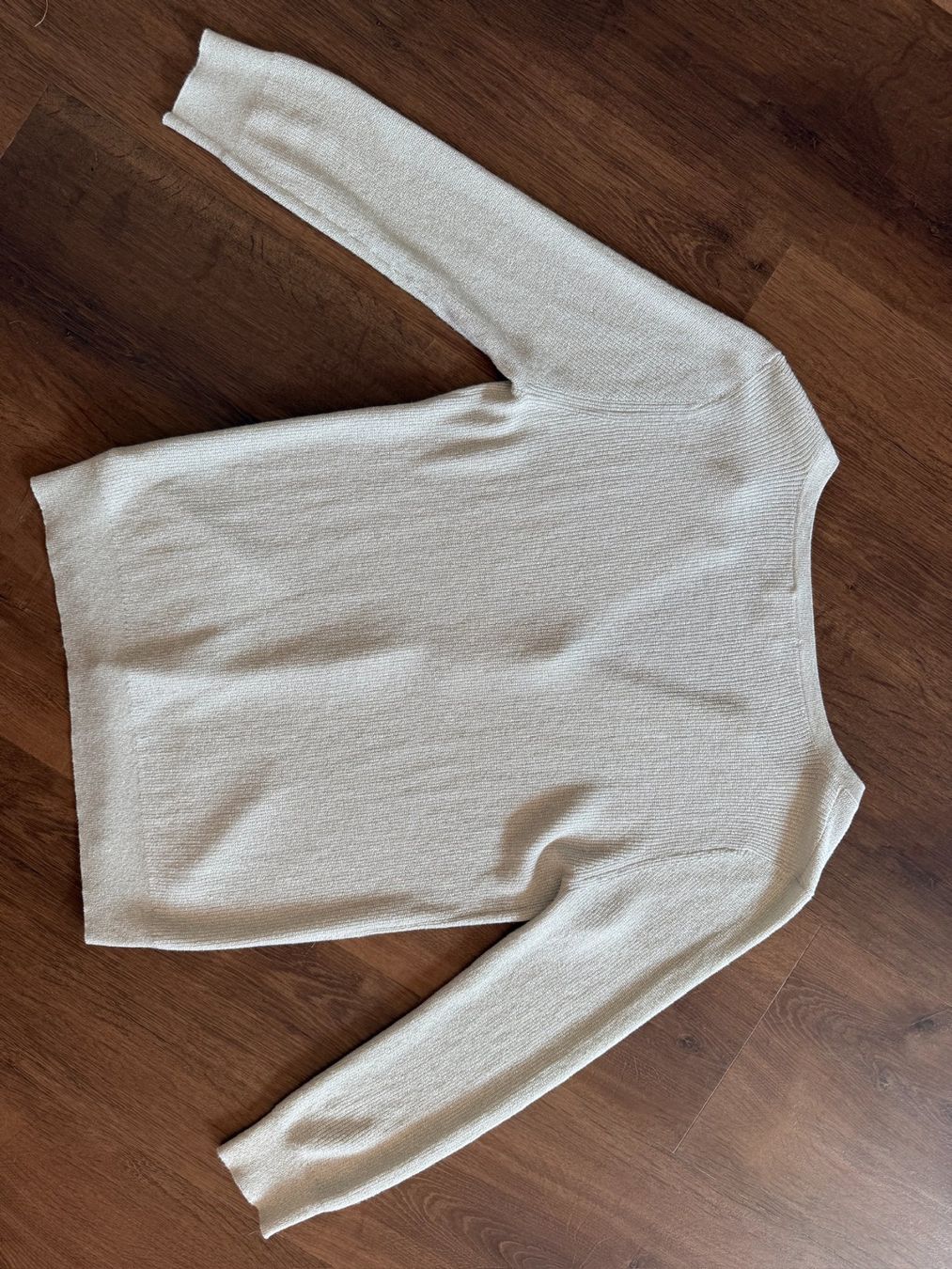 Top: L'agence v-neck top - M – Nuovo (secondo la descrizione) da St-Sulpice VD venduto da juhdu 4