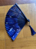 Blauer Fächer mit Schmetterlingen & Blumenmotiv. 