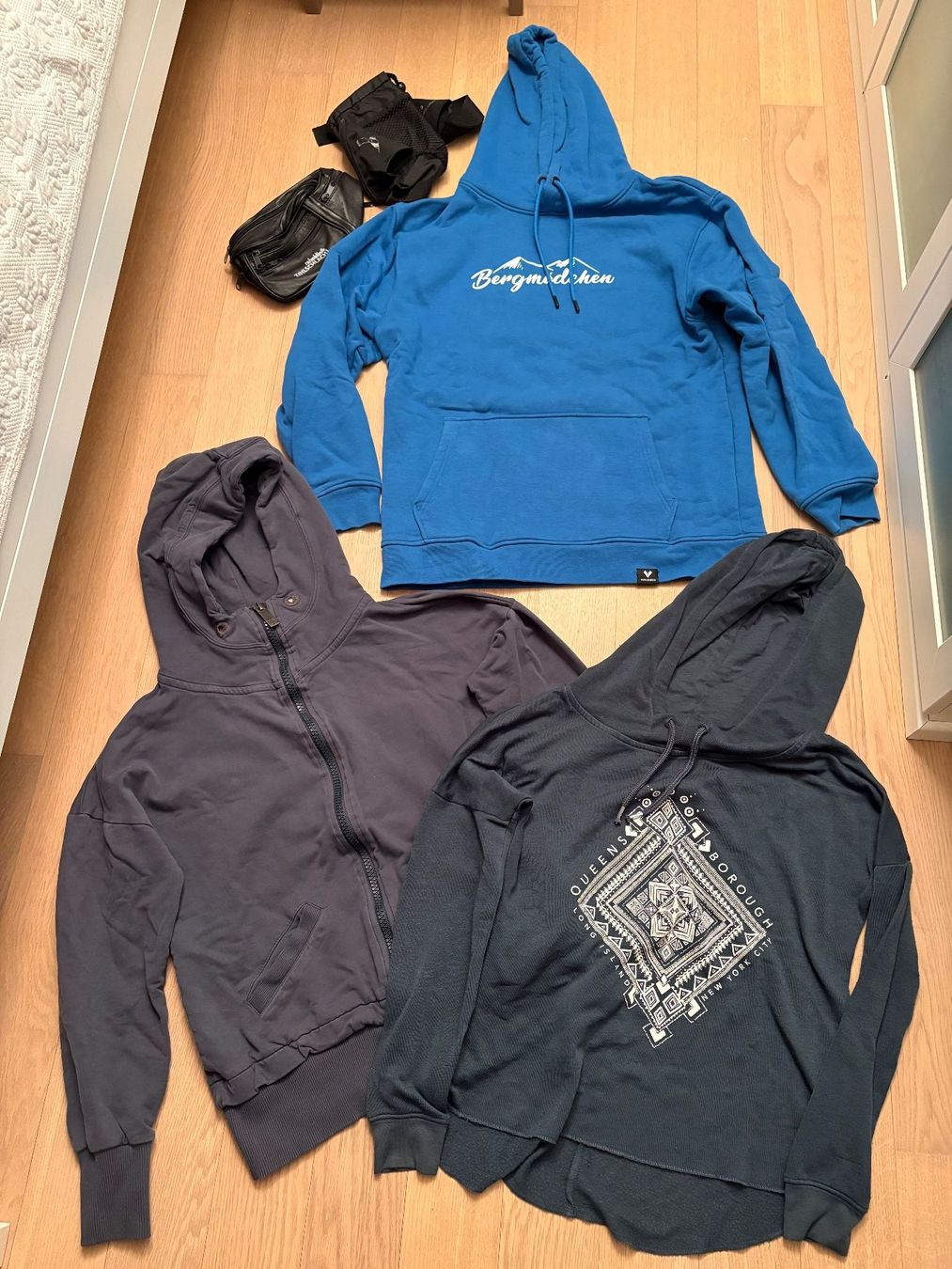 Lotti di vestiti: 3 Oberteile und 1 Jupe Gr. M – Usato da Gossau SG venduto da Black-Queen 1