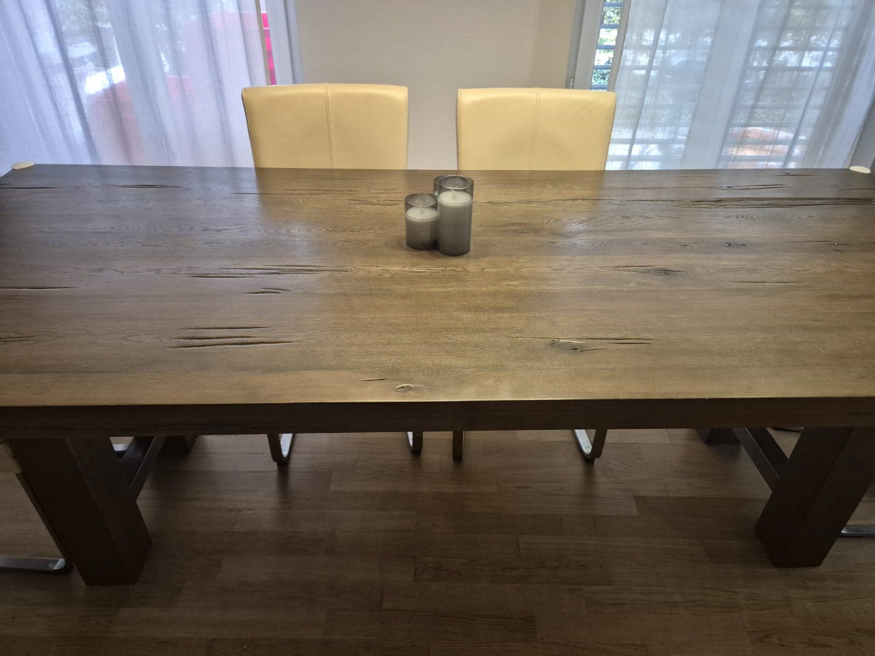 Pfister Tables: MASSIVER rustikaler Holztisch (Dunkle Eiche & Stahlgestell) – D'occasion à Opfikon par GlubSki