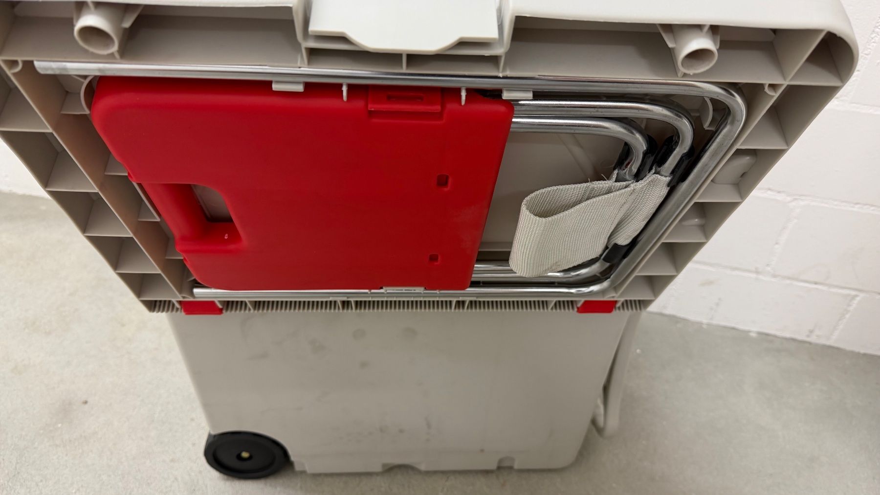 Tischset: Capmping Tisch mit Stühlen und Box all in one – Gebraucht aus Lyss von Pudischweiz 4