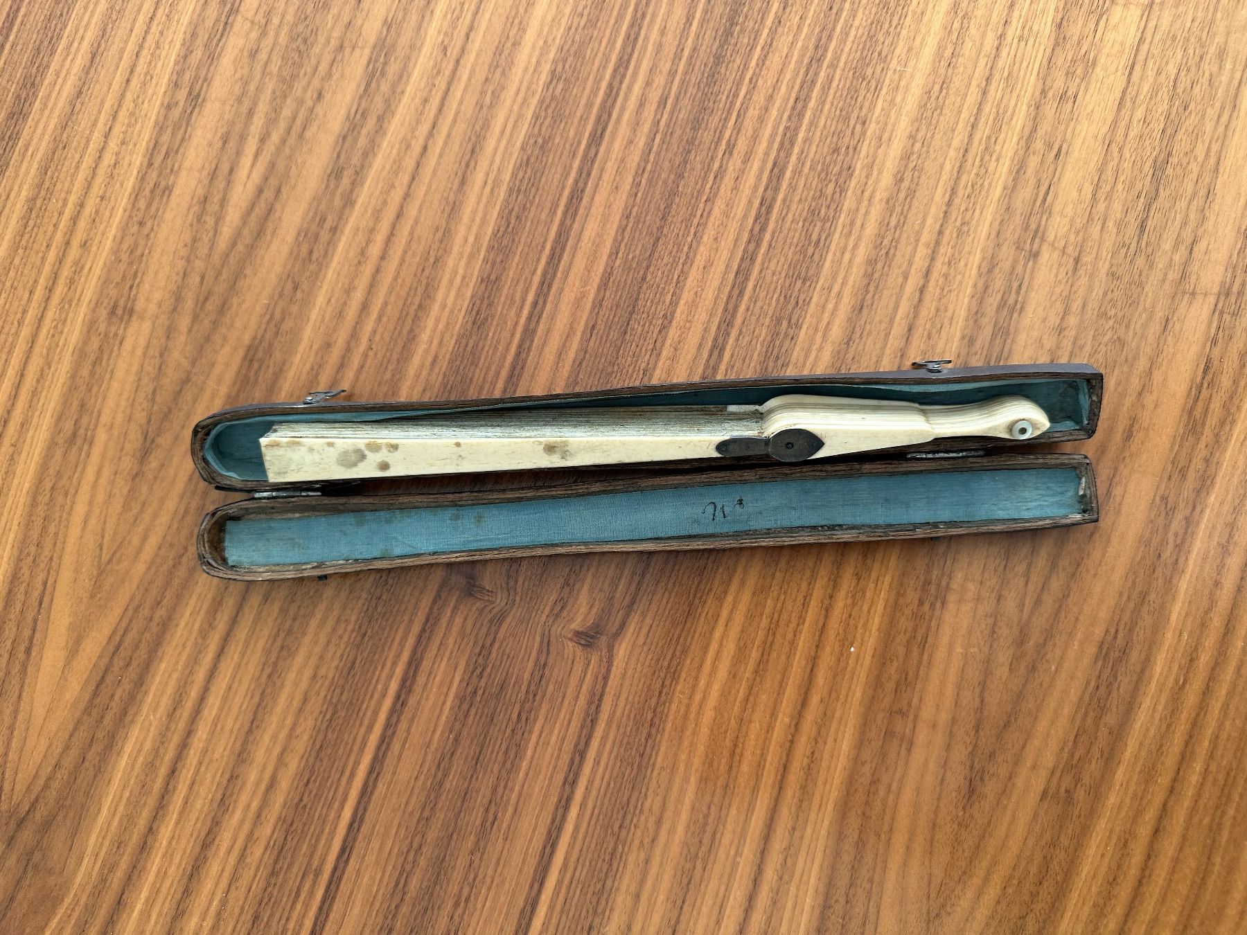 Tutte le decorazioni: Antiker Fächer mit Pailletten & passendem Etui – Usato da Basel venduto da Pulcinella34 3