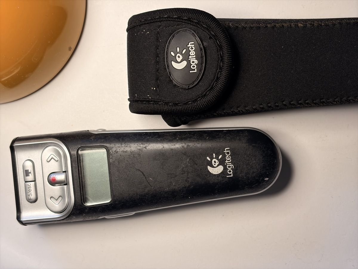 Logitech Telecomandi: Logitech Presenter R400 mit Etui gebrauchter Zustand – Usato da Bern venduto da iTrader 2