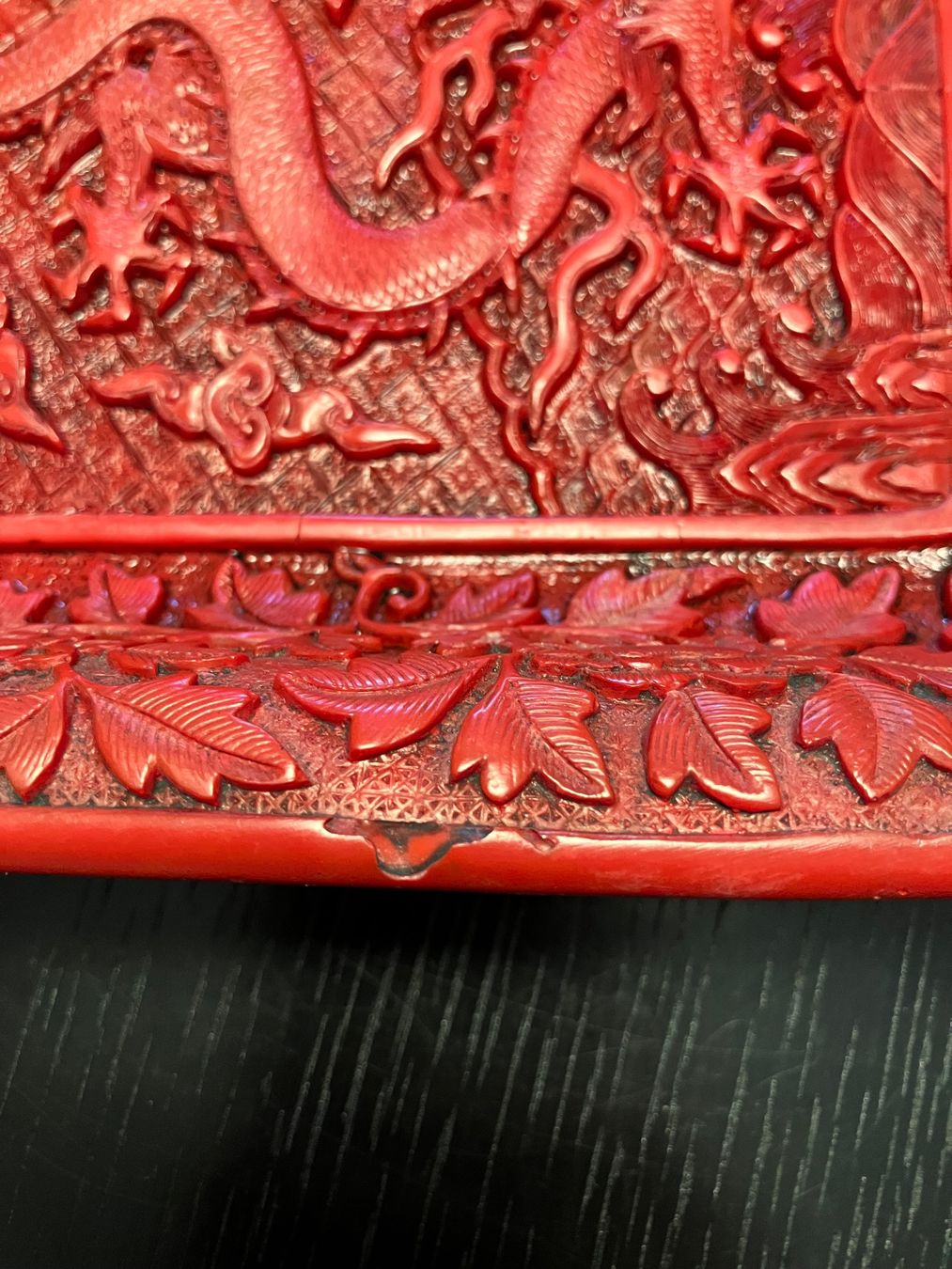 Ciotole: Kaiserliche Zinnobar Drachentablett mit Qianlong-Stempel – Usato da Stäfa venduto da ummroxana 4