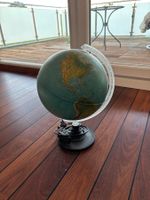 Globe terrestre lumineux vintage – carte en français