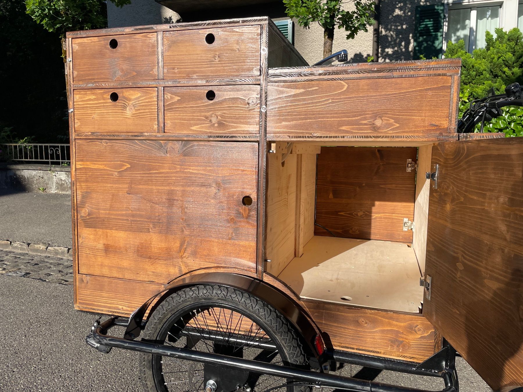 Allestimento di negozi e stand fieristici: Mobile Bar: E-Cargo Bike mit Aufbau (frisch ab Service) – Usato da Bern venduto da videgrenier_xr3 1