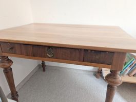 Antiker Holztisch mit Schubladen