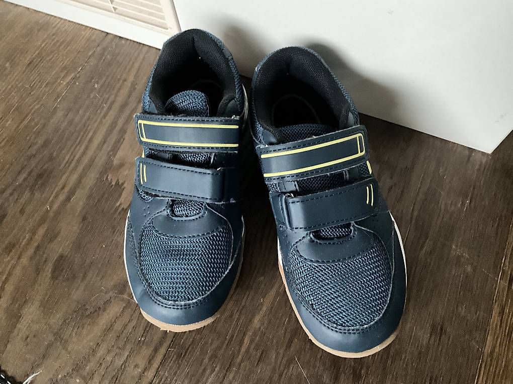 Chaussures garçon: Hallenschuhe Kinder Gr. 29 – D'occasion à Schwarzenburg par Franzyska 2